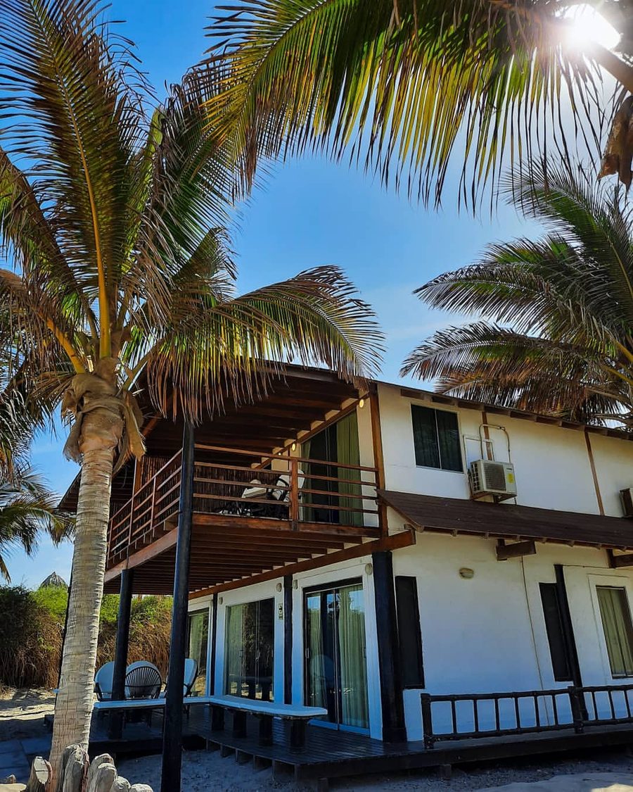 Fachada de Villa Sirena de día